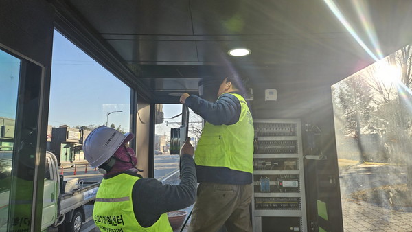 ▲ 버스 승강장 난방기 살균, 세척 모습