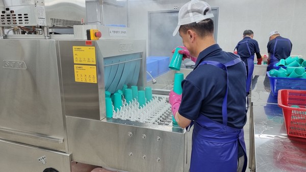 ▲ 자활근로사업 참여자 근로 모습(다회용기 세척장)