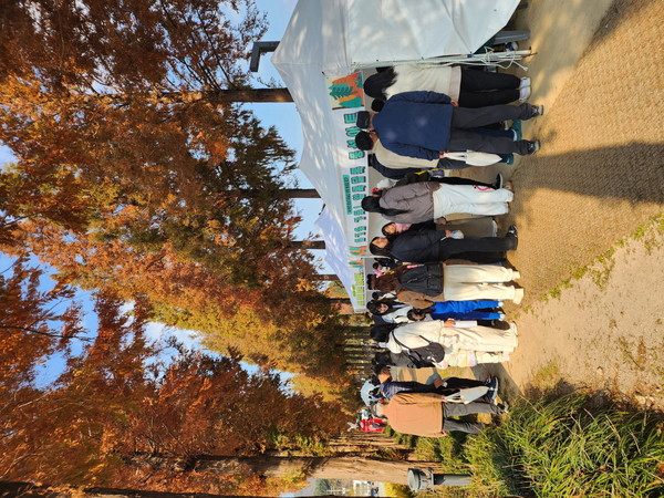 ▲ 덕산온천 명상치유숲길 황토 둘레길 걷기 행사 모습