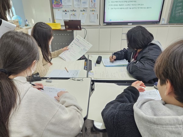 ▲ 예산 삽교중, 지역의 문제를 고민하고 해결책을 생각해보는 시간 가져