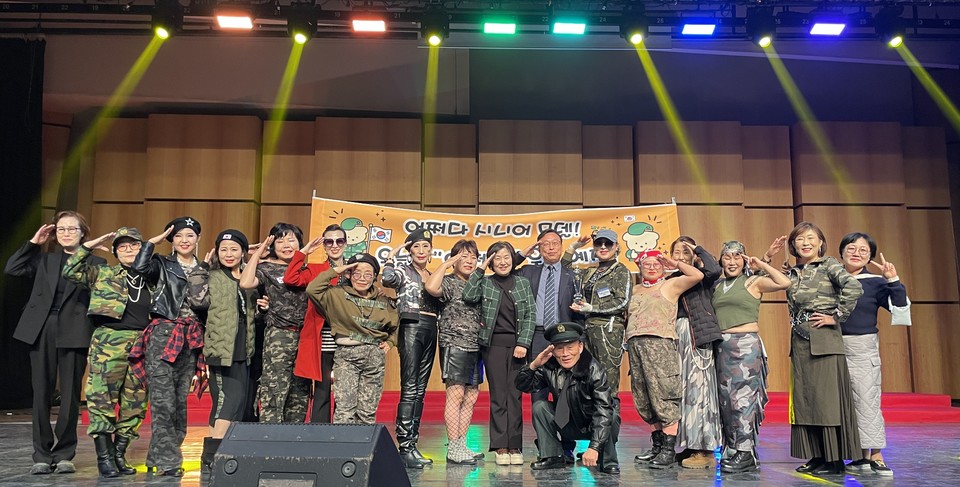 ▲ 충북 증평군노인복지관은 지난 21일 열린 '2025년 충북노인건강문화대축제'에서 복지관 소속 '어쩌다 시니어 모델 시즌2' 팀이 아름다운 시니어상(대상)을 수상했다.