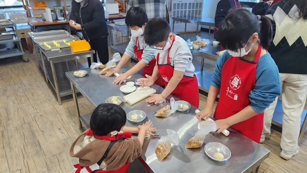 ▲ 예산 양신초 사과 수확, 사과파이만들기 진로 체험학습