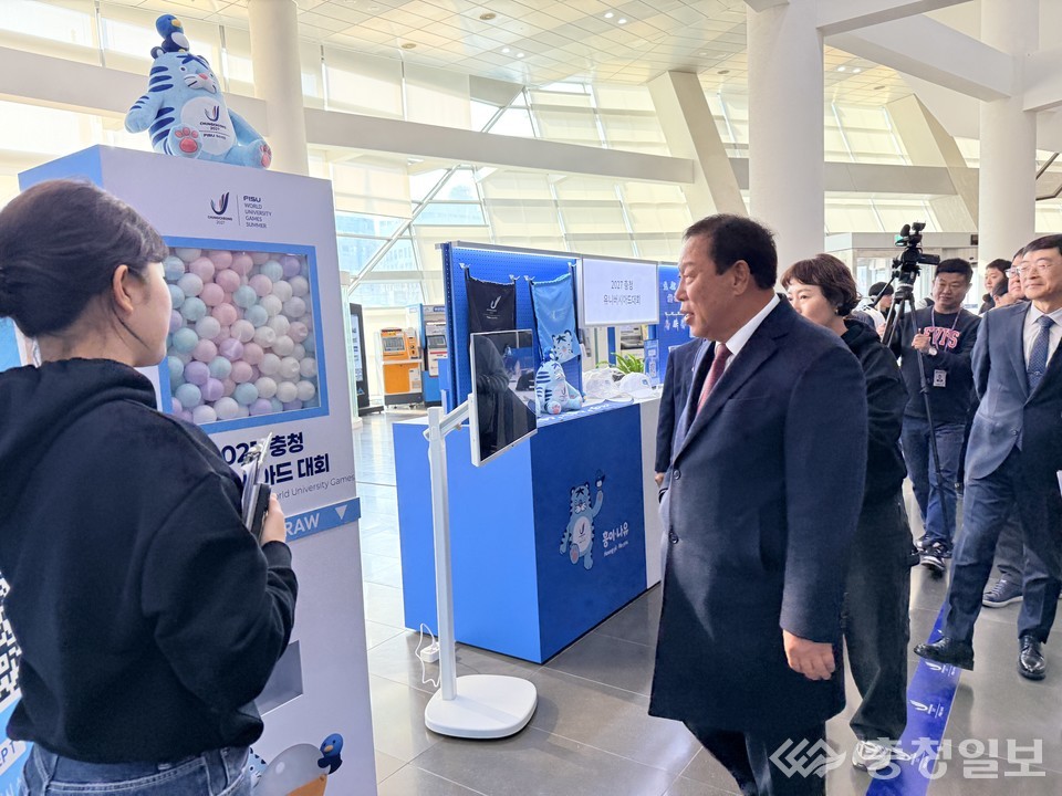 ▲ 최민호 세종시장이 24일 세종시청 로비에서 열린 ‘2027 충청 유니버시아드대회’ 공식 굿즈 팝업 이벤트 현장을 둘러보고 있다