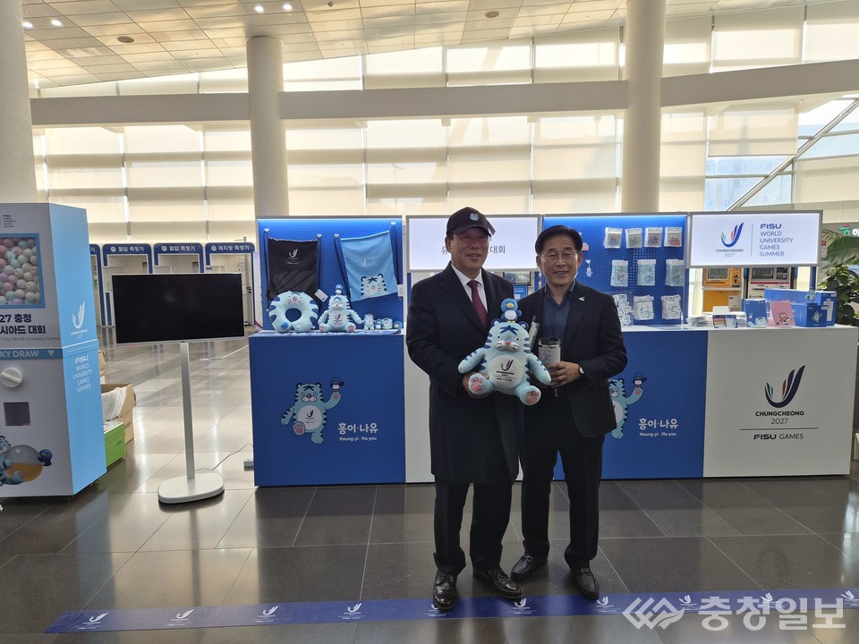 ▲ 최민호 세종시장(왼쪽)과 이창섭 2027 충청 유니버시아드대회 조직위 부위원장이 24일 세종시청 로비 팝업 행사장에서 대회 마스코트 ‘흥이·나유’ 인형을 들고 기념 포즈를 취하고 있다