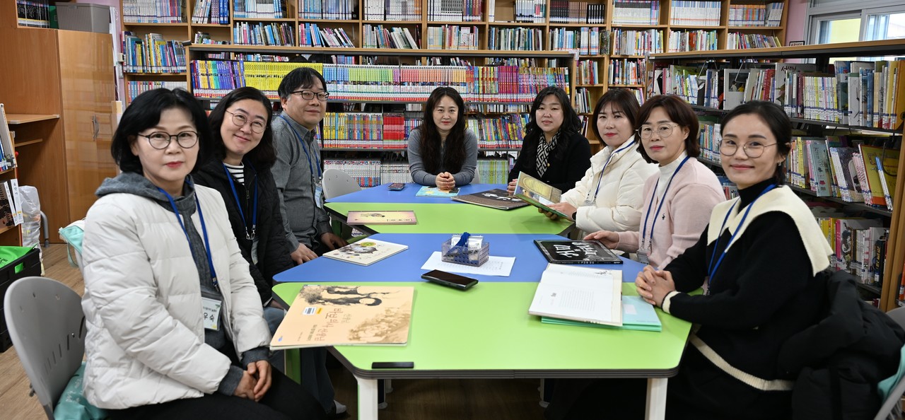 ▲ 단양초등학교 책 읽어 주는 학부모 동아리 ‘늘품회’. 사진=단양교육지원청제공