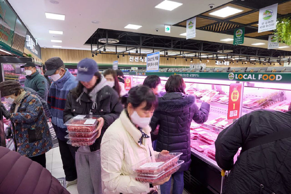 ▲ 　아산시민과 함께하는 한우 반값 대축제가 열리고 있다.