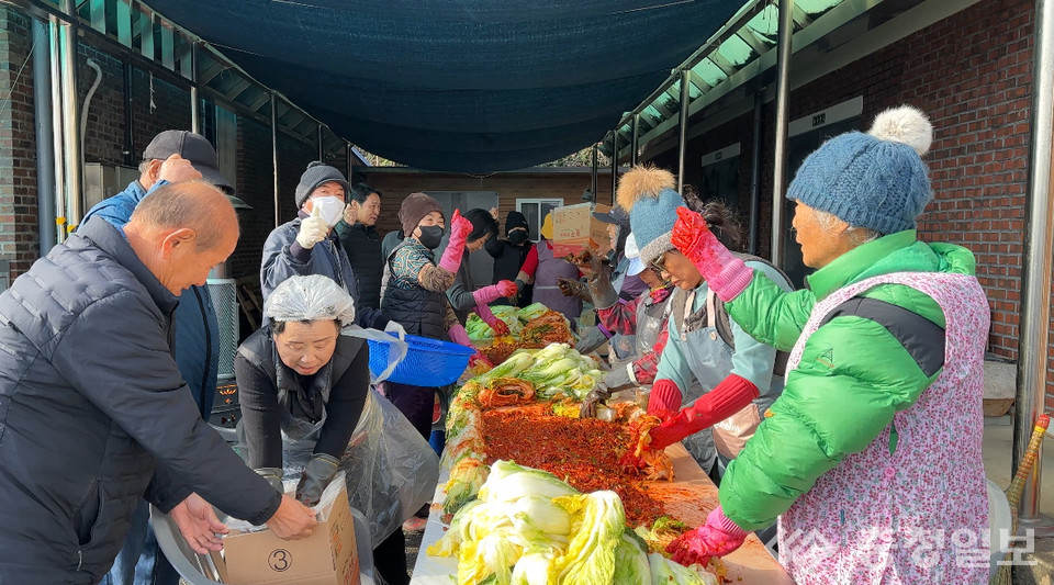 ▲ 양산면 지역사회보장협의체 위원들이 지역 경로당과 홀몸노인, 취약계층 등에 나눠 줄 김장김치를 담그고 있다.