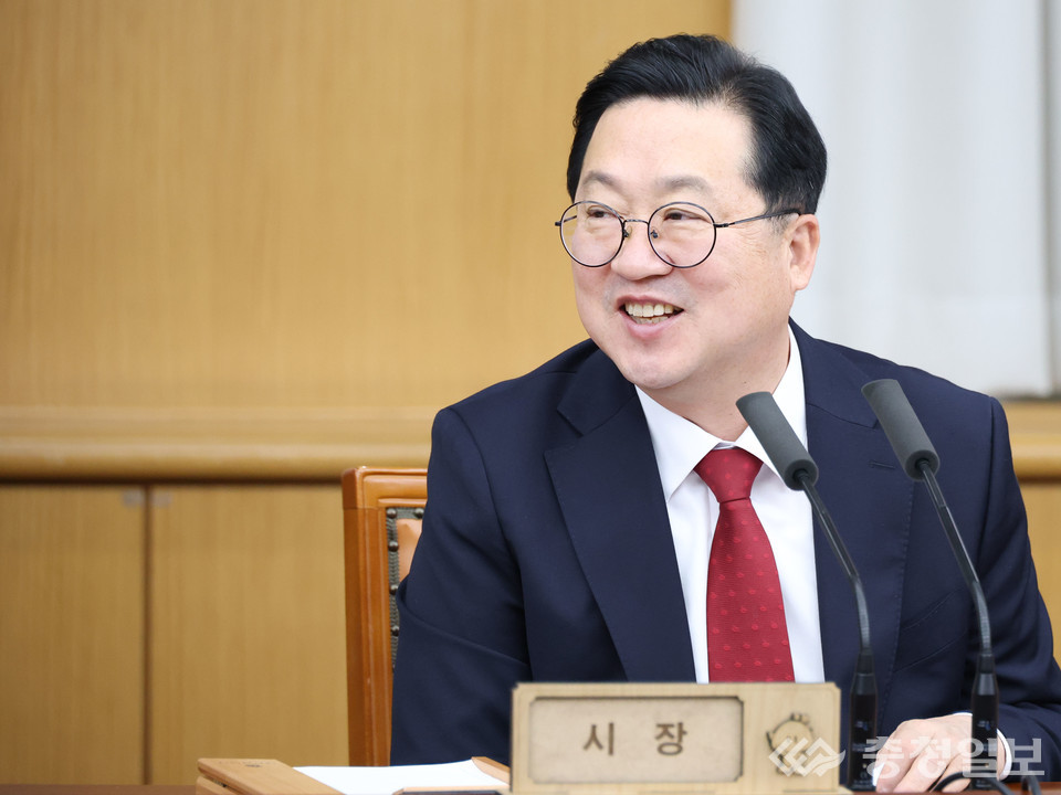 ▲ 이장우 대전시장이 24일 열린 주간업무회의에서 지역경제 대응 전략과 내년도 예산 조기 집행 방안을 설명하며 관계자들과 의견을 나누고 있다