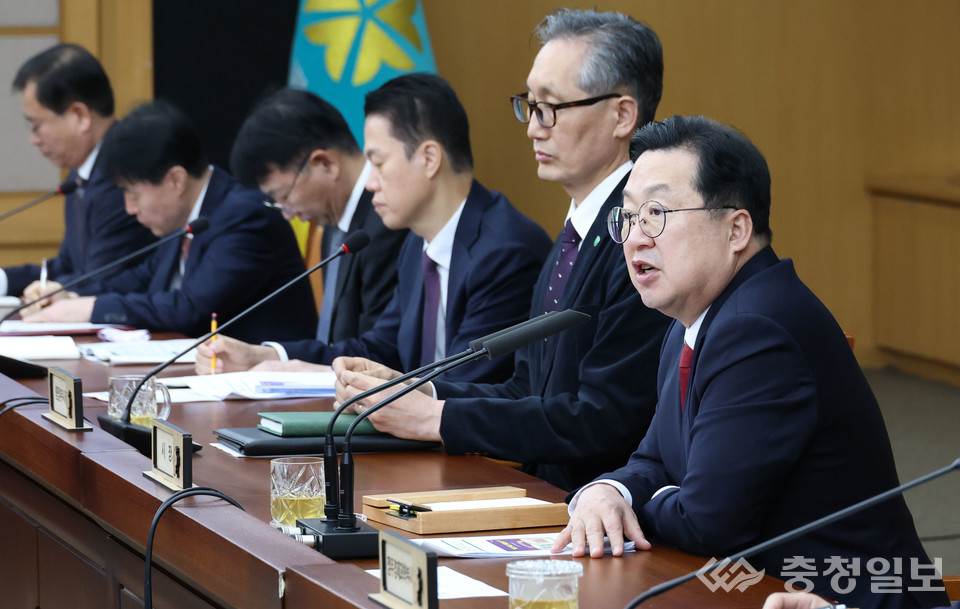 ▲ 이장우 대전시장이 내년도 예산 조기 집행 방안을 설명하며 실·국장들과 논의를 이어가고 있다