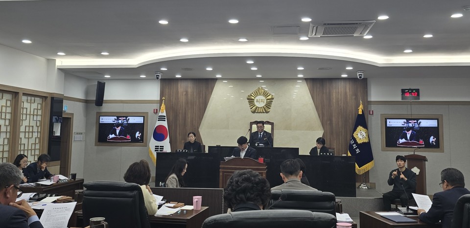 ▲ 충북 괴산군의회24일 열린 347회2차 정례회에서 군 관계자가 군의원들의 질문에 답변하고 있다.