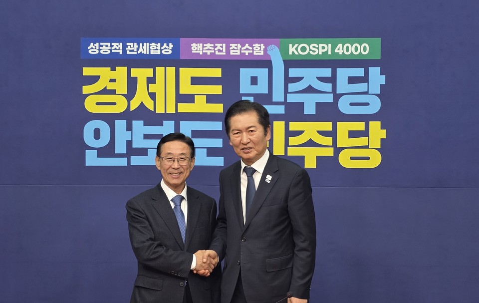 ▲ 이차영 전 충북 괴산군수가 24일 더불어 민주당 당 대표실에서 열린 민선7기 기초단체장 초청 간담회에서 정청래 당 대표와 인사를 나누고있다. 사진 독자제공.