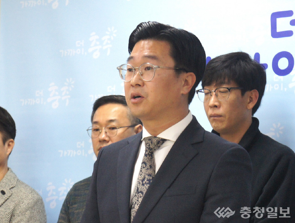 ▲ 곽명환 충주시의회 부의장(가운데)이 24일 충주시청 브리핑룸에서 내년 충주시장선거 출마를 선언하고 있다.