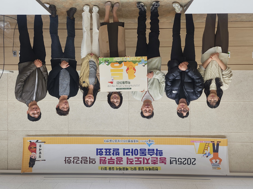 ▲ 세종시 농업기술센터가 내부직원 역량 강화 학습동아리 운영 결과 과수재배 농가의 애로사항 해소 방안을 제시한 과수팀을 우수동아리로 선정한 후 기념사진을 찍고 있다.