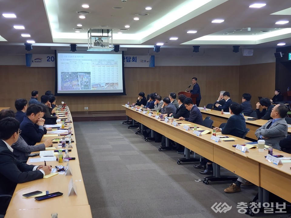 ▲ 수열 설비 제조사, 지자체, 연구기관 관계자들이 한자리에 모여 수열산업 활성화 방안을 논의하는 ‘수열산업 활성화 간담회’ 현장 모습