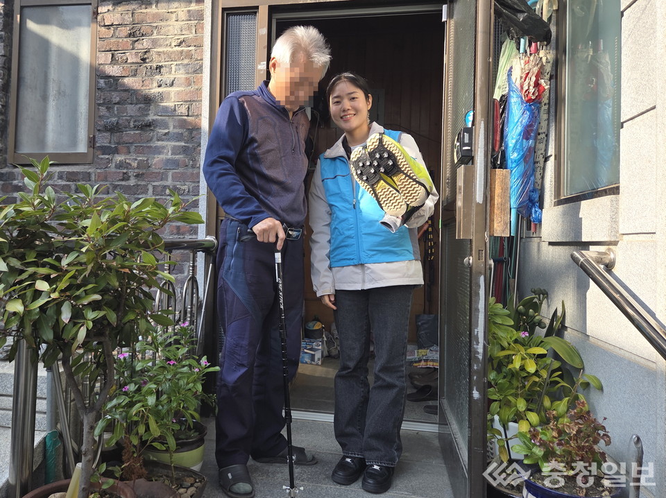 ▲ 겨울철 낙상 예방을 위해 대전도시공사 직원이 지역 어르신 가정을 방문해 아이젠과 방한 용품을 전달하고 착용법을 안내하는 모습