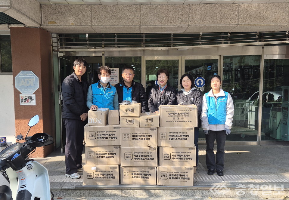 ▲ 대전도시공사 직원들이 겨울 안전 물품 상자를 정리해 지역 복지시설에 전달하고 있다