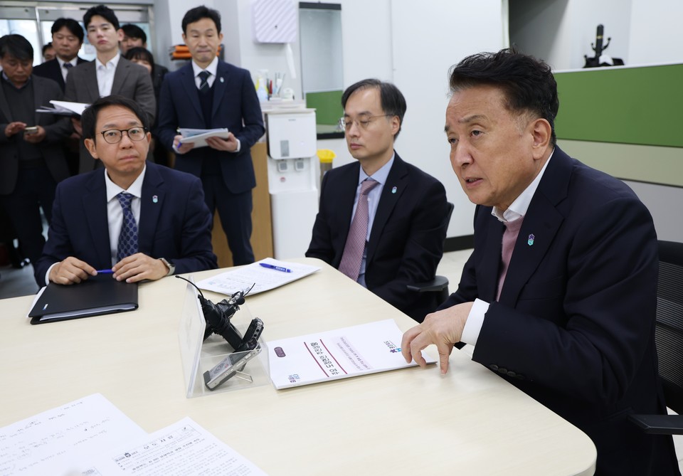 ▲ 김영환 충북도지사가 24일 기자간담회에서 AI 바이오 영재학교와 K-바이오스퀘어 향후 사업 추진 계획을 설명하고 있다.