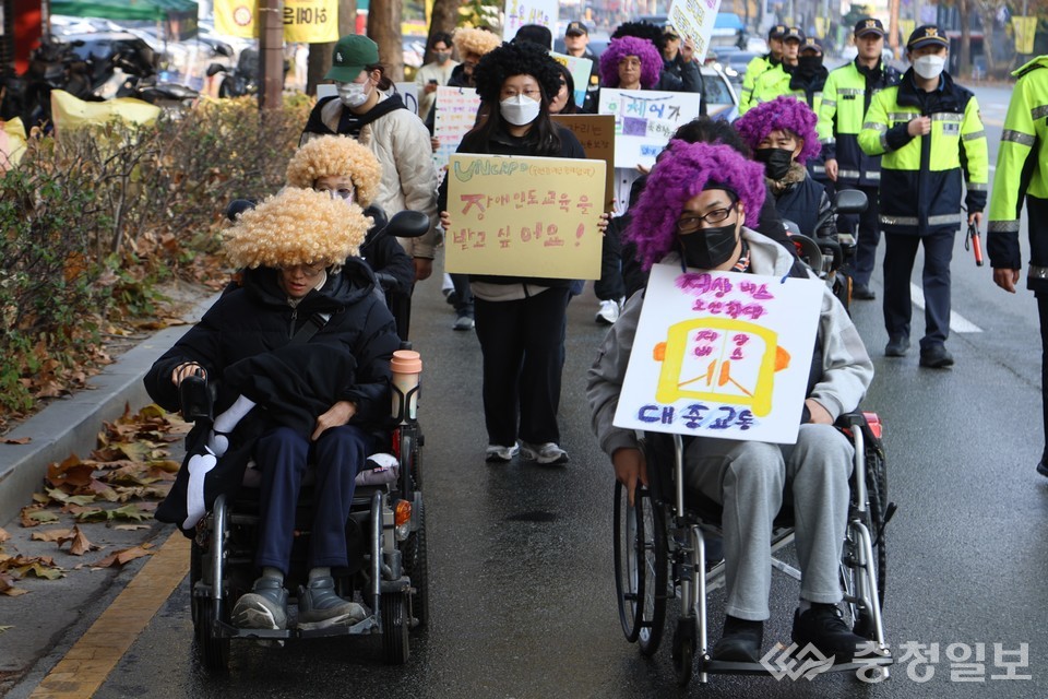 24일 충북환경연합이 충북 청주시 청주체육관에서 상당공원까지 대자보 시민 행진 하며 공공교통 강화를 촉구하고 있다. 