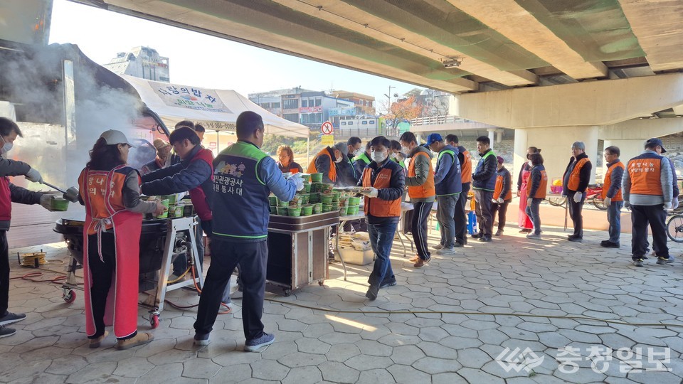 ▲ 공사 직원들과 ‘희망나눔 사랑의 밥차’ 봉사단이 함께 식사를 준비하고 배식하는 모습