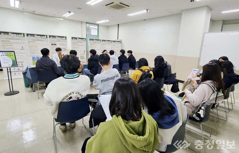 ▲ 건양대학교 의과대학 진로페스티벌 현장에서 학생들이 전공별 상담 부스를 찾아 소아청소년과 등 각 분야의 설명을 듣고 진로 정보를 확인하는 모습