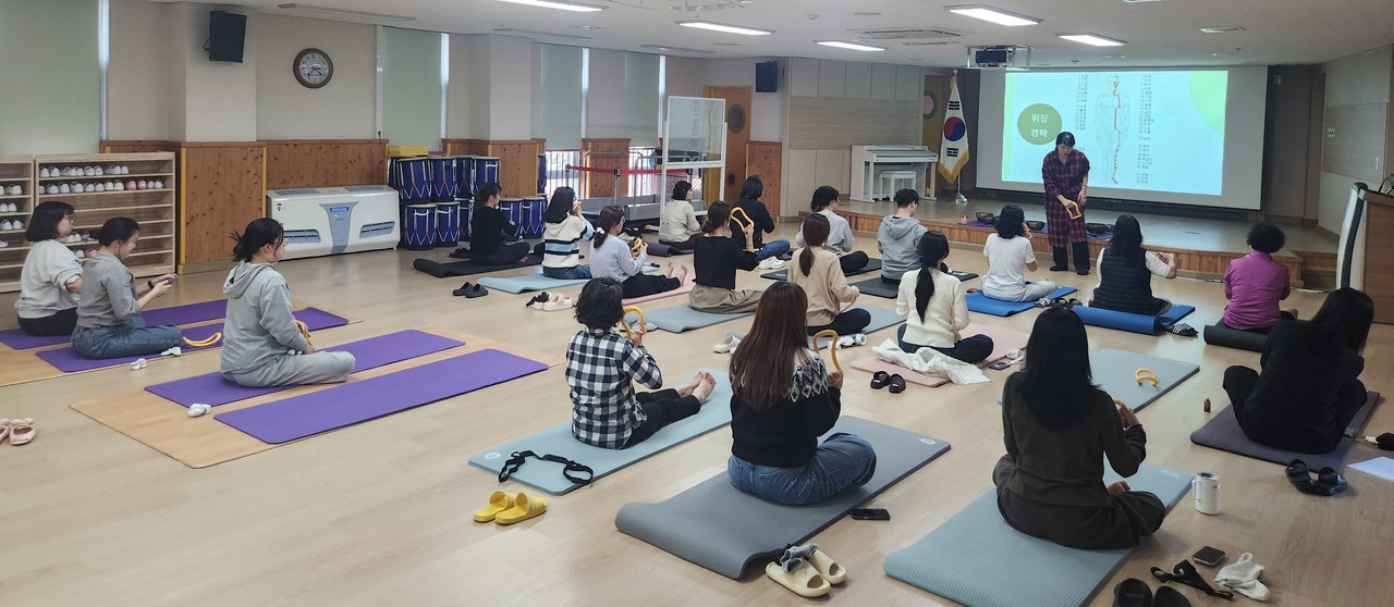 ▲ 제천 교원 대상 '마음쓰담 명상 힐링 프로그램' 모습. 사진=제천교육지원청제공