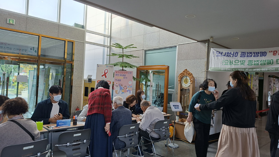 ▲ 충북 괴산군 보건소 예방접종 모습.