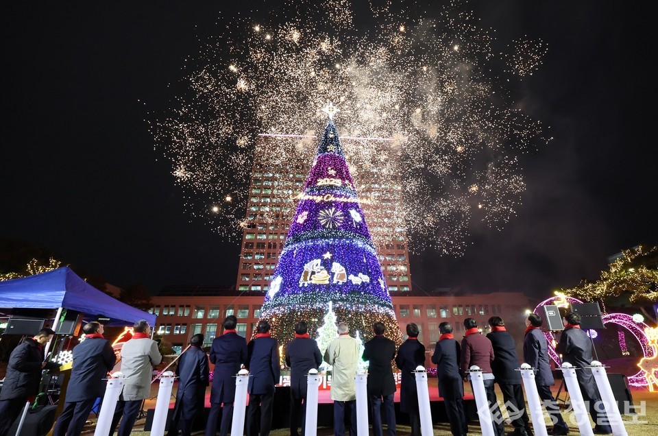 ▲ 25일 밤, 대전시청 남문광장에서 높이 솟은 대형 성탄트리가 점등되자 화려한 불꽃이 하늘을 밝히고 있다