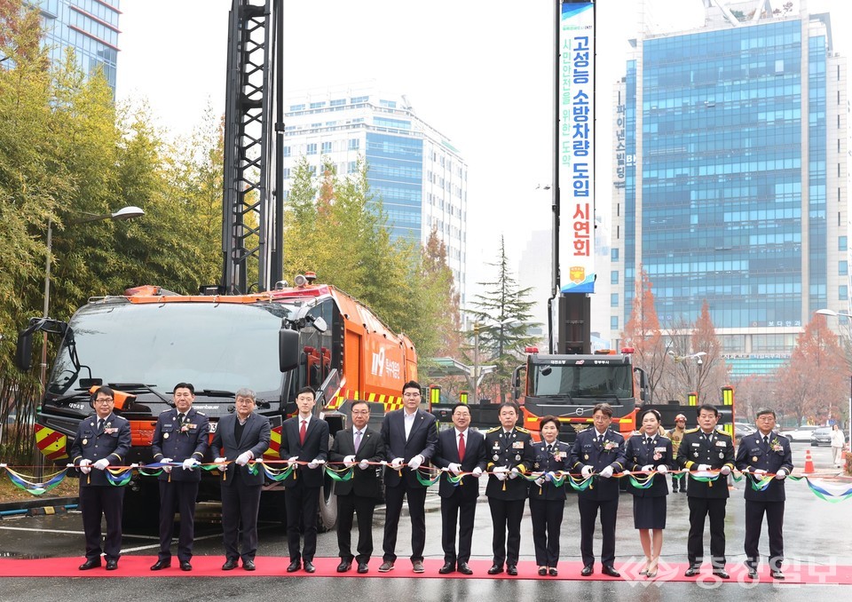 ▲ 대전시청 광장에서 열린 고성능 소방장비 도입 시연회에서 이장우 대전시장과 소방본부 관계자들이 무인파괴방수차, 험지펌프차 등 신규 장비를 배경으로 테이프를 자르고 있다