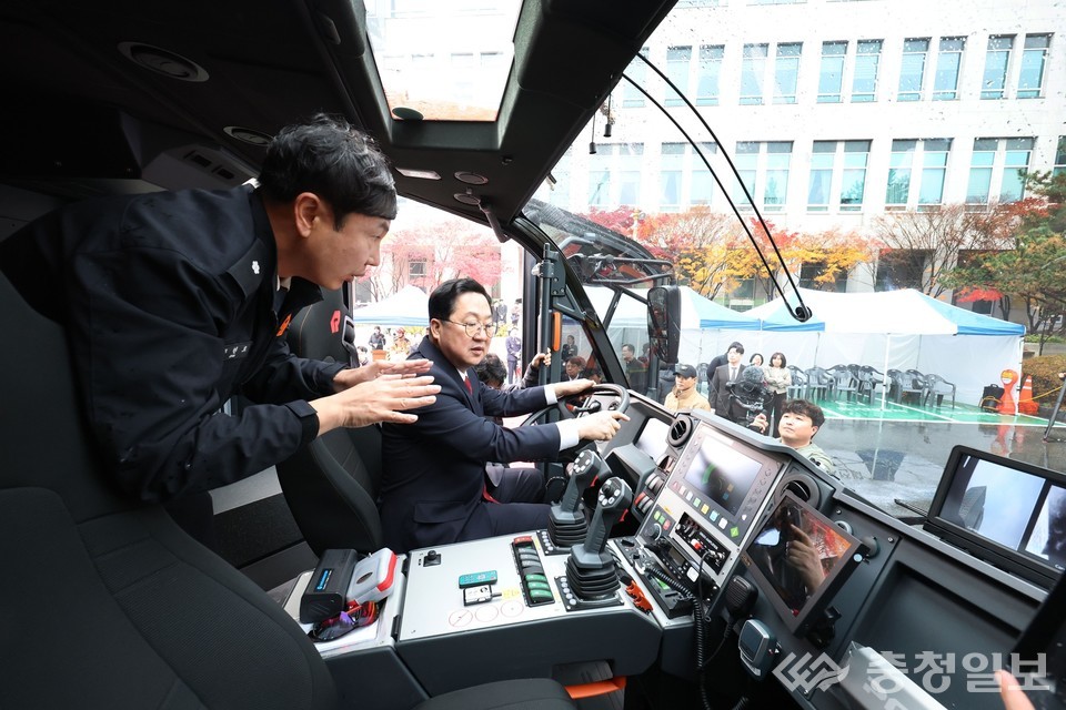 ▲ 이장우 대전시장이 시연 현장에서 고성능 소방차 내부 조작 장치를 살펴보며 설명을 듣고 있다