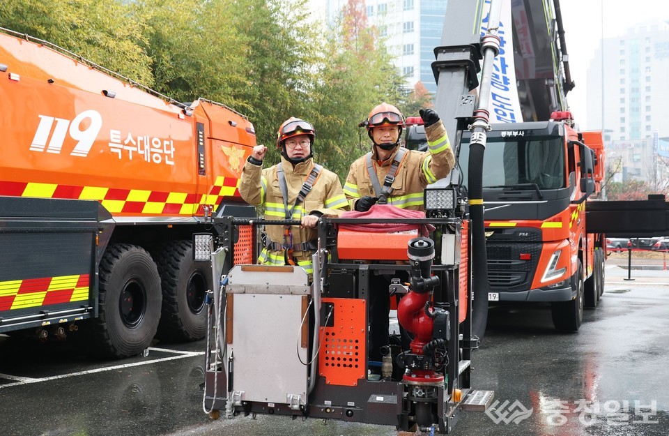 ▲ 이장우 대전시장(좌측)이 고성능 장비 시연을 위해 무인파괴방수차 조작 플랫폼에 탑승해 장비 상태를 점검하고 있다. 뒤편으로 특수대응단 차량과 험지펌프차가 보인다