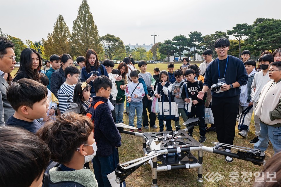 ▲ 2025 OPEN KAIST. 산업및시스템공학과 문일철 교수 연구실에서 진행한 군집체계와 AI 드론프로그램 시연 장면