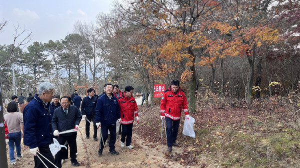 숲 가꾸기 1일 체험행사 진행 모습