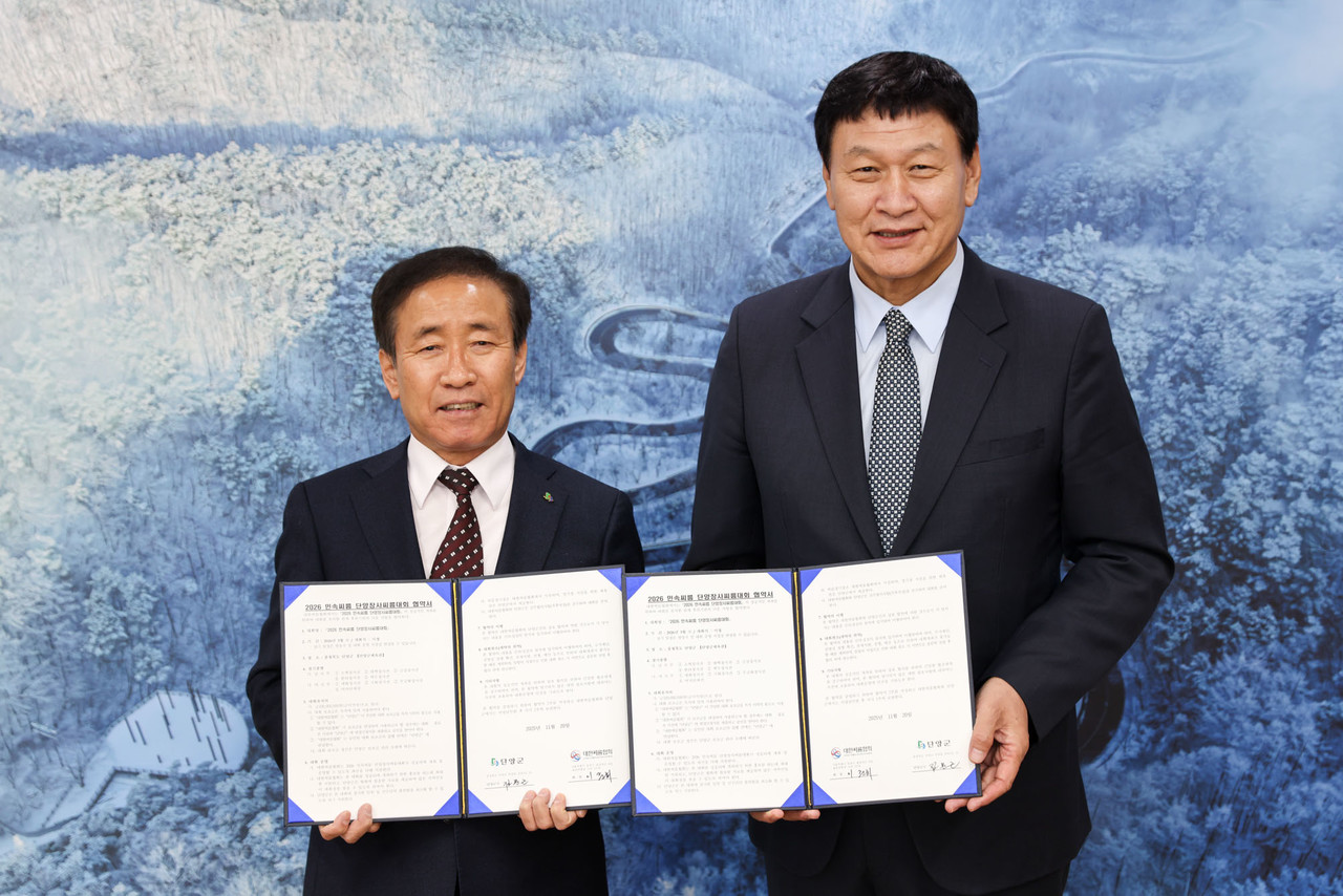 ▲ 김문근 군수(왼쪽)와 이준희 대한씨름협회장이 ‘민속리그 단양장사 씨름대회 유치 협약’을 체결하고 있다. 사진=단양군제공