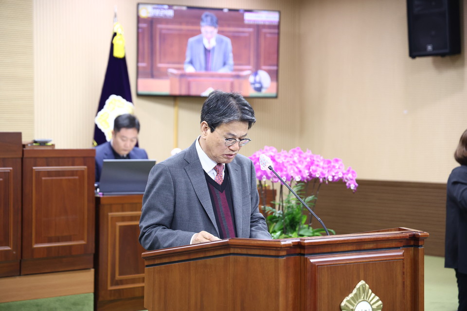 ▲김돈곤 청양군수가 군의회 시정연설에서 2026년도 예산을 설명하는 모습.