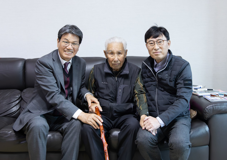 ▲청양군은 지난 24일 100세를 맞은 어르신들께 장수지팡이(청려장)와 대통령 축하 서한을 전달했다.(사진, 왼쪽부터 김돈곤 청양군수, 김우식 어르신, 조형섭 화성면장)