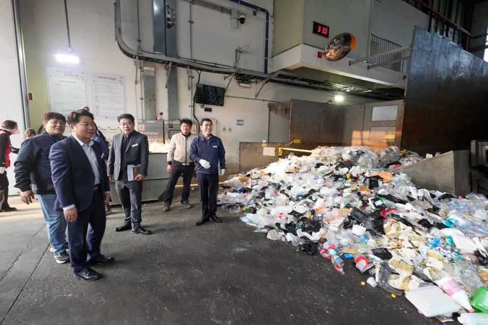 ▲ 　오세현 시장이 자원회수센터를 방문,점검하고 있다.