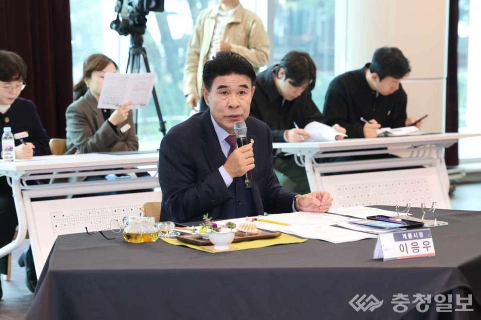 ▲ 이응우 시장이 25일 충남시장군수협의회 회의에서 주요 안건을 설명하며 발언하고 있다