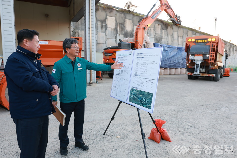 ▲ 정영철 군수가 영동읍 회동리 제설 전진기지를 찾아 제설 장비와 자재 비축 현황, 근무 체계 등을 점검하고 있다.
