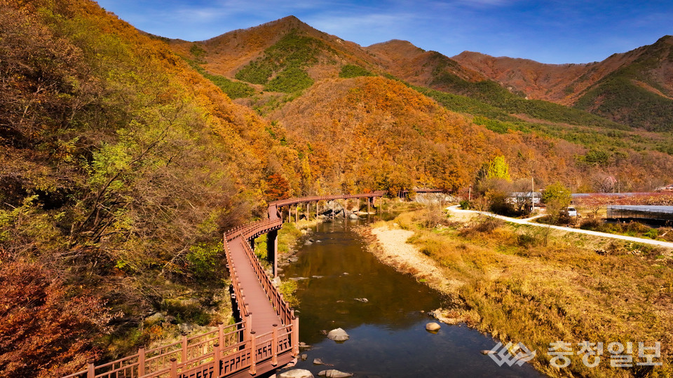 ▲ 아름다운 자연풍광과 청정 물길 사이에 조성된 월류봉둘레길이 관광객들에게 큰 호응을 얻으며 사계절 힐링 관광지로 자리매김하고 있다.