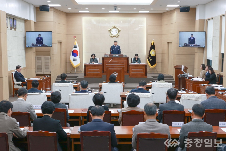 ▲ 계룡시의회 김범규 의장이 185회 정례회 2차 본회의에서 의사봉을 들고 회의를 주재하고 있다