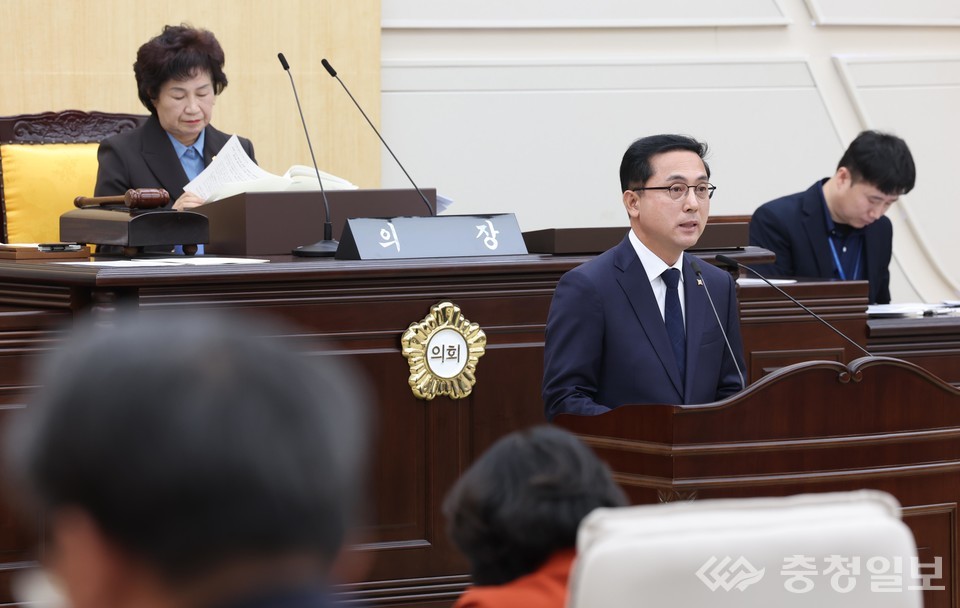 ▲ 박희조 동구청장이 25일 290회 정례회 개회식에서 시정연설을 하고 있다