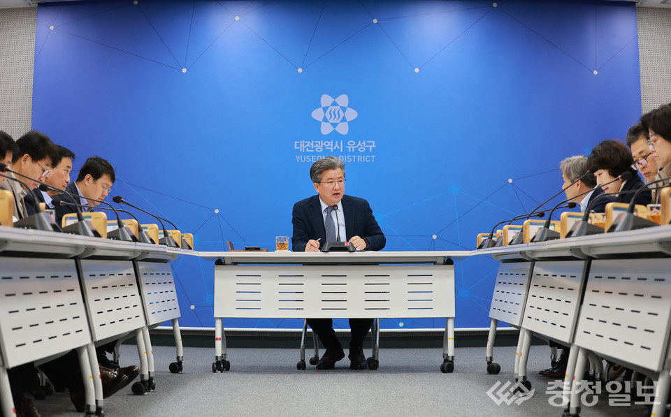 ▲ 정용래 유성구청장이 주간간부회의에서 한화이글스 불꽃쇼 대비 안전관리와 비상대기 체계를 점검하며 각 부서에 대응 강화를 주문하고 있다