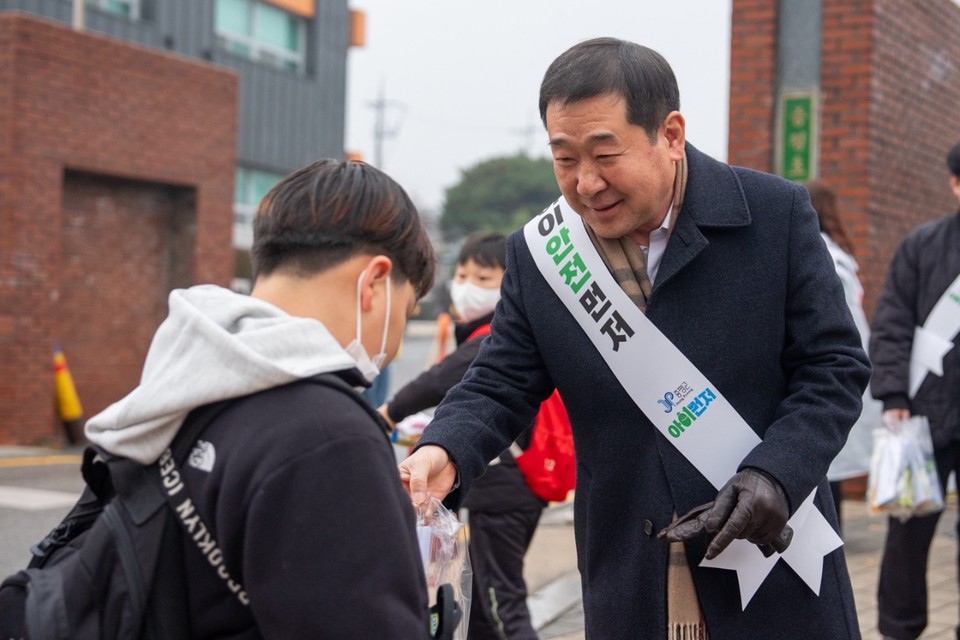 ▲ 이재영 충북 증평군수가 25일 증평초등학교 일원에서 등굣길 어린이 약취·유인 예방을 위한 합동 캠페인을 실시했다.