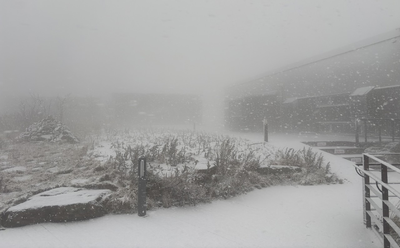 ▲ 25일 소백산 제2연화봉 대피소에 내린 첫 눈. 사진=소백산북부사무소제공