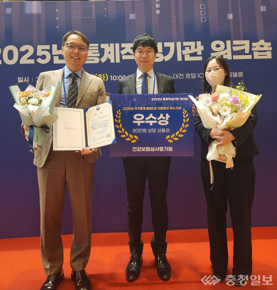 ▲ 왼쪽부터 심사평가원 빅데이터전략부 이상훈 부장, 구정회 팀장, 안예슬 과장이 ‘2025 국가통계 통합DB 자료관리 우수기관’ 선정 기념패와 상장을 들고 기념 포즈를 취하고 있다