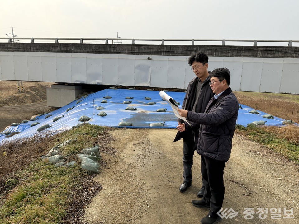 ▲ 송호석 금강유역환경청장이 충남 예산군 삽교천 수해복구 현장을 찾아 관계자와 복구 설계 도면을 살펴보며 향후 공사 추진 계획을 점검하고 있다.