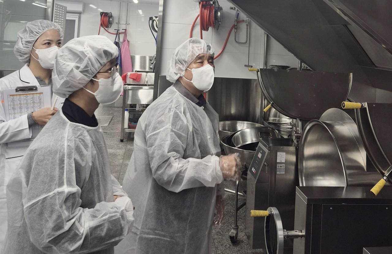 ▲ 25일 나광수 단양교육장(오른쪽)이 매포초 식생활관을 방문해 급식조리기구 작동 상태를 살펴보고 있다. 사진=단양교육지원청제공