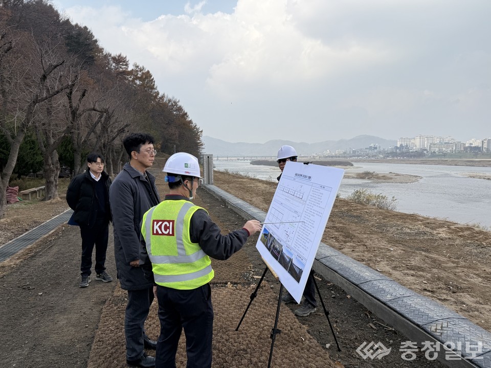 ▲ 송호석 금강유역환경청장(좌측에서 두 번째))이 충남 공주시 옥룡동 금강 옥룡제 일원에서 홍수방어벽 보수 완료 구간을 점검하며 관계자에게 복구 내용을 보고받고 있다