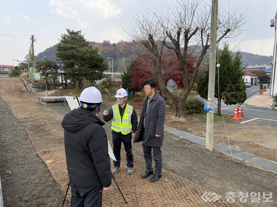 ▲ 송호석 금강유역환경청장(오른쪽)이 공주시 옥룡동 금강변에서 홍수방어벽 보수 완료 구간을 점검하며 현장 관계자로부터 복구 절차와 설계 내용을 보고받고 있다