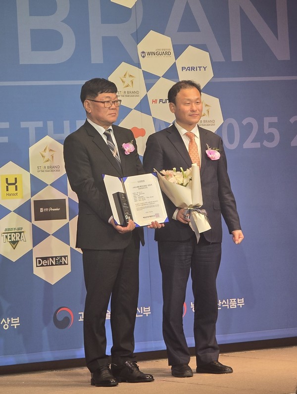 ▲ '2025-2026 올해의 스타 브랜드 대상' '학습플랫폼 부문 1위' 수상 사진 (김경호 교육국장님 참석)